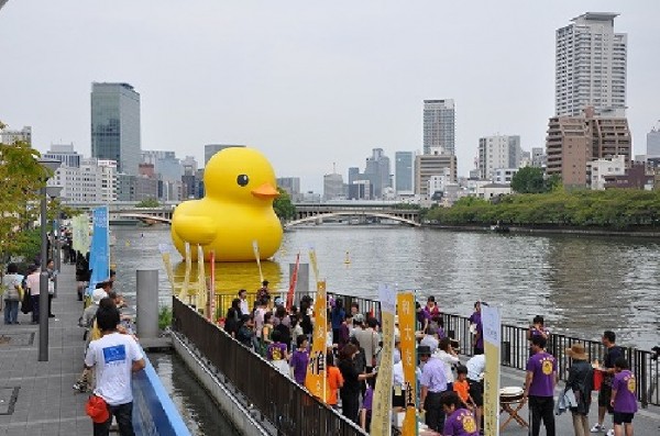 Huge rubber duck canard geant 1