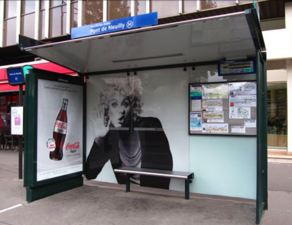 abri bus mobilier urbain JCDecaux innovate posterscope coca cola light