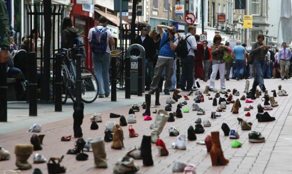 Dublin shoes publicis ambient marketing street chewing gum stuck alternatif 1