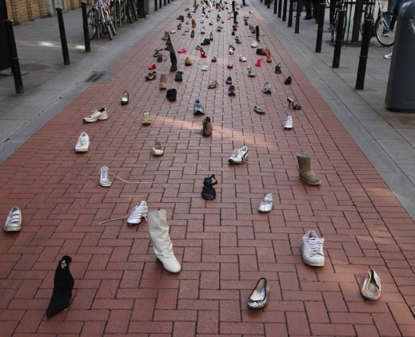 Dublin shoes publicis ambient marketing street chewing gum stuck alternatif 2