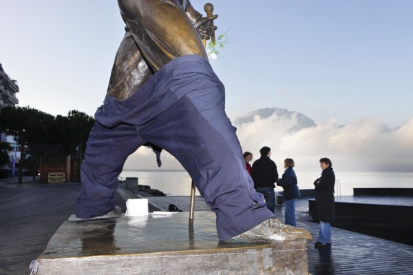 Freddy Mercury déculotté helvetas street ambient PR stunt marketing geneves montreux 2