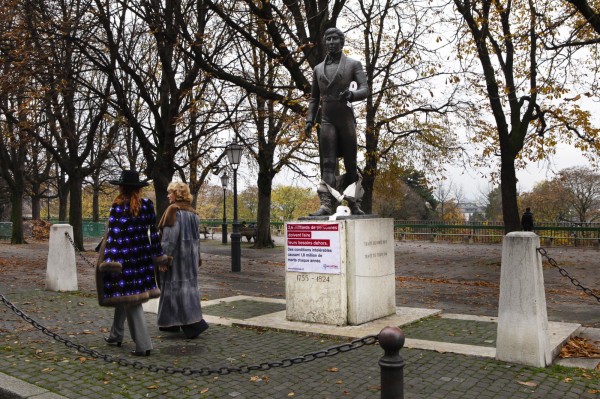 Freddy Mercury déculotté helvetas street ambient PR stunt marketing geneves montreux 3