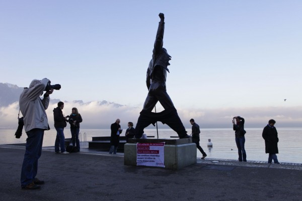 Freddy Mercury déculotté helvetas street ambient PR stunt marketing geneves montreux