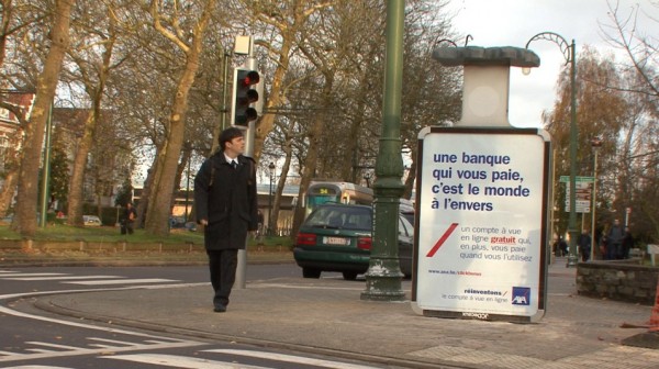 affichage alternatif outdoor JCDecaux Innovate belgique duval guillaume axa banque assurance envers retourné 1