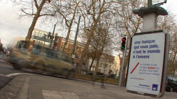 affichage alternatif outdoor JCDecaux Innovate belgique duval guillaume axa banque assurance envers retourné 3