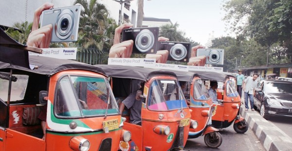 ambient street alternatif alternativ guerilla marketing indonesia indonesie saatchisaatchi triporteur lumix panasonic appreil photo mega OIS 2 600x311 Хорошему маркетологу даже тряска помогает