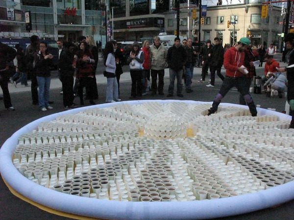 free coffee campaign McDO Mcdonald donald's toronto canada event art installation operation PR stunt Yonge-Dundas Square ambient marketing alternatif 3