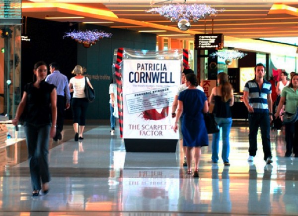 patricia cornwell scarpetta factor australie outdoor billboard affichage marketing alternatif ambient street mall magazin preuve medico-légalme 1