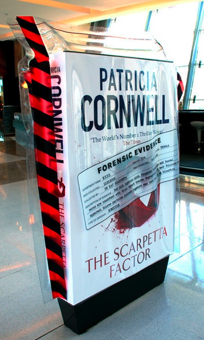 patricia cornwell scarpetta factor australie outdoor billboard affichage marketing alternatif ambient street mall magazin preuve medico-légalme 2