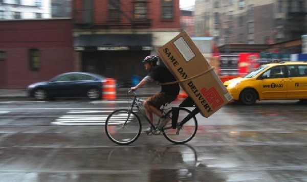 J&R toy agency NY bike delivery livraison vélo electroménager PR stunt street marketing guerilla 1