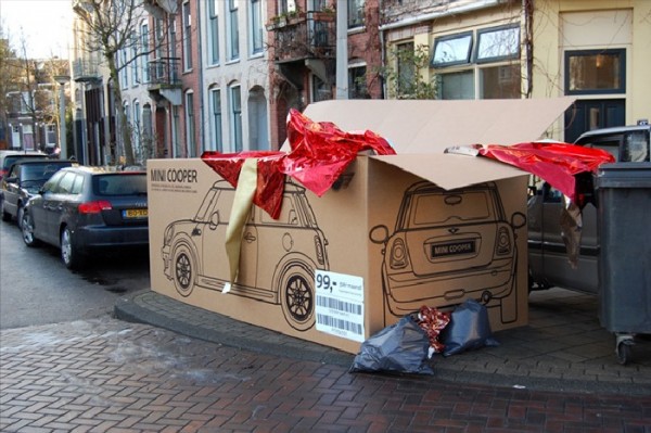 Mini Cooper Amsterdam ambient guerilla marketing street paquet cadeau emballage alternatif rue 2