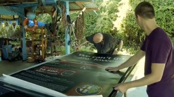 PR stunt alfa romeo affichage billboard sea outdoor marketing alternatif 147 adshel 1