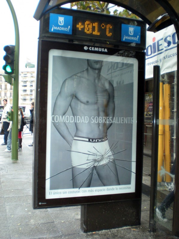 Unno outdoor affichage caleçon boxer homme nu confort extrême sticker trompe l'oeil espagne madrid 1