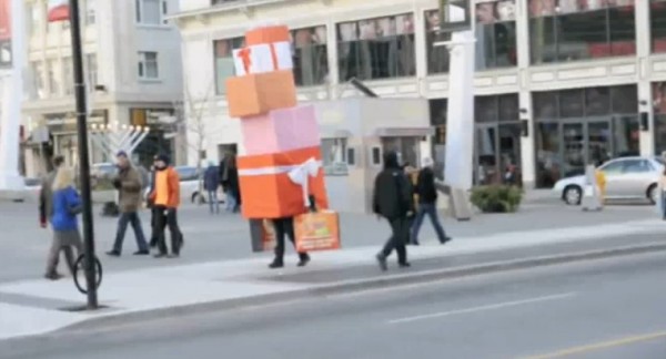 Yonge and Dundas Square street marketing guerilla motrin gift cadeaux noël Toronto alternatif 1