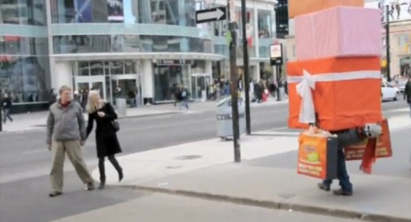 Yonge and Dundas Square street marketing guerilla motrin gift cadeaux noël Toronto alternatif 2