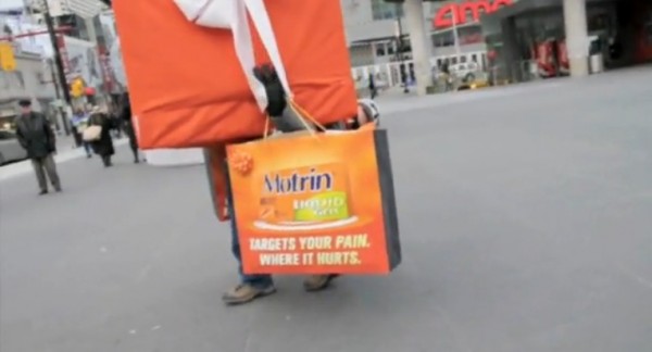 Yonge and Dundas Square street marketing guerilla motrin gift cadeaux noël Toronto alternatif 3