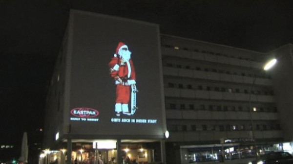 beamvertising Eastpak projection 3D V8 film marketing ambient alternatif street père Noël christmas St Nicolas 5