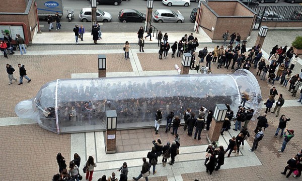 cesvi cesviamo pr stunt flash mob condom presenvatif preservativo image marketing alternatif alternative alternativo