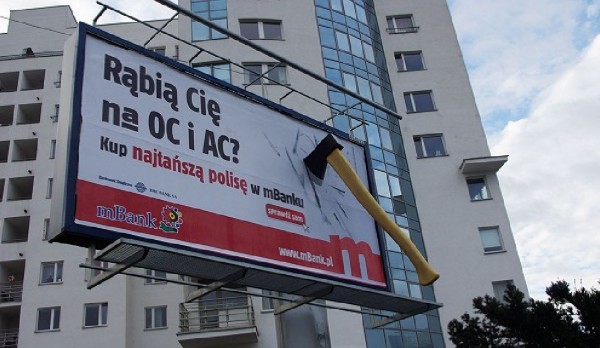 mbank ambient marketing taxi outdoor billboard hache pologne varsovi 5 600x348 Как польские операторы сотовой связи рубанули тарифы