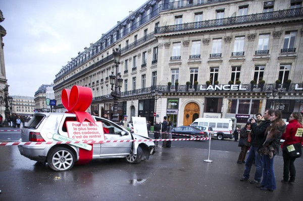 street marketing PR stunt rentrer en vie prévention routière securité accident voiture cadeau place bastille opéra nation événement 1