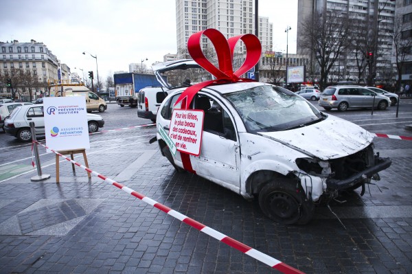 street marketing PR stunt rentrer en vie prévention routière securité accident voiture cadeau place bastille opéra nation événement 2