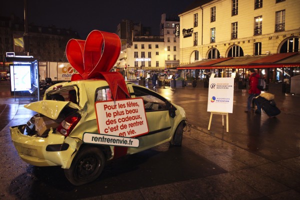 street marketing PR stunt rentrer en vie prévention routière securité accident voiture cadeau place bastille opéra nation événement 3