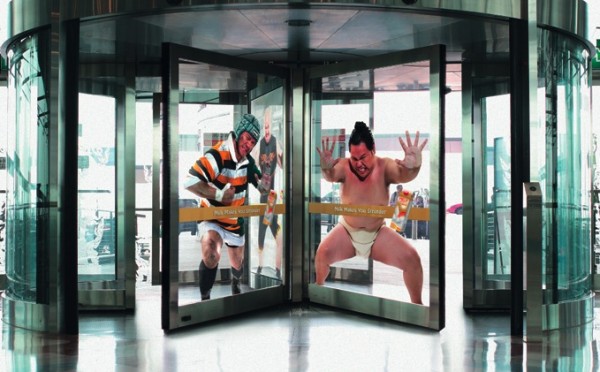 ambient marketing sticker meiji milk lait sumo rugbman catcheur porte tournante 1