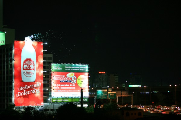 http://www.paper-plane.fr/wp-content/uploads/2010/05/billboard-outdoor-JEH-United-bangkok-chang-ballons-ball-helium-alternatif-marketing-1-600x400.jpg