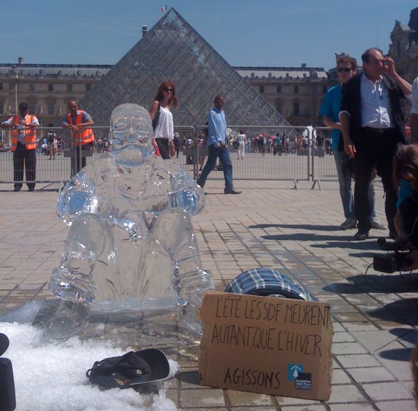 sdf glace ice pyramide louvre fondation abbée pierre bddp fils happening statue street marketing guerilla ambient