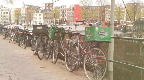 http://www.paper-plane.fr/wp-content/uploads/2011/04/aprils-fool-avril-poisson-heineken-bike-amsterdam-netherland-beer-bi%C3%A8re-cagette-ambient-marketing-1-600x335.png