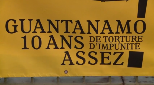 Amnesty International Parigi Statua della Libertà militante di 10 anni anniversario della prigione di Guantanamo PR stunt Stunt 2 ONG