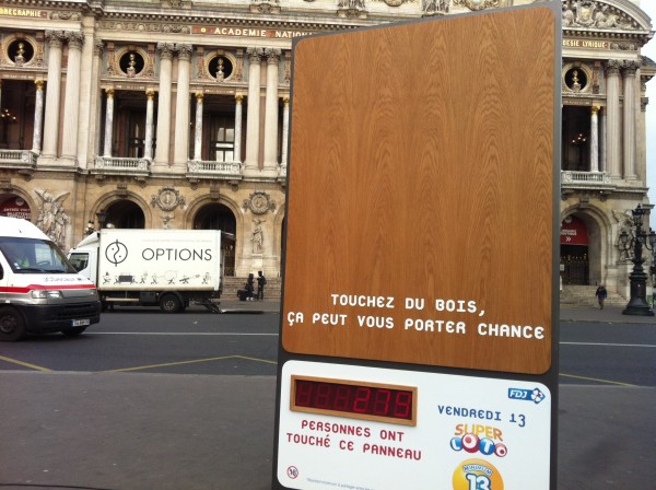display alternativo ambiente space opera paris lotto Venerdì 13 BETC un tocco di legno