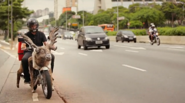 antonio correa moto reindeer renne habib's brazil bresil ambient marketing alternatif livraison fast food 3