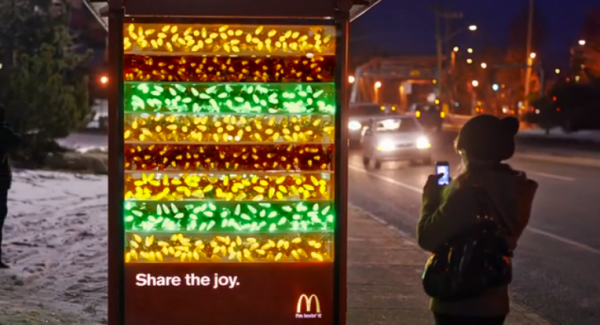 big mac festif abri bus canada vancouver guirlandes affichage ambient marketing 2