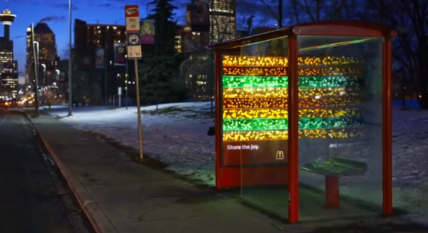 big mac festif abri bus canada vancouver guirlandes affichage ambient marketing 3